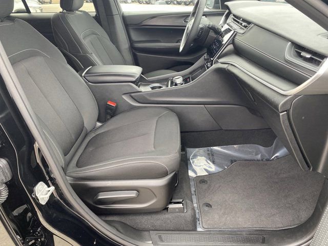 Used 2024 Jeep Grand Cherokee Laredo image 25