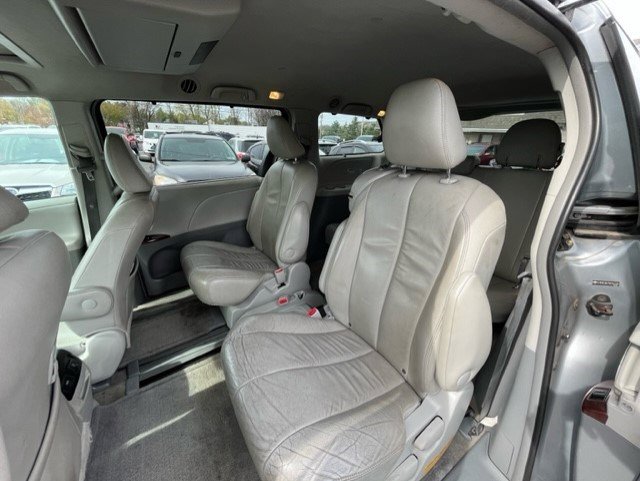 Used 2013 Toyota Sienna XLE image 10