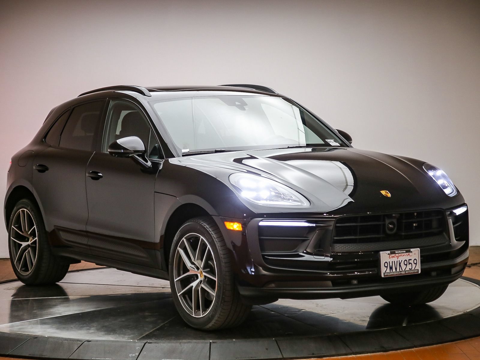 Certified 2026 Porsche Macan AWD/4WD image 9
