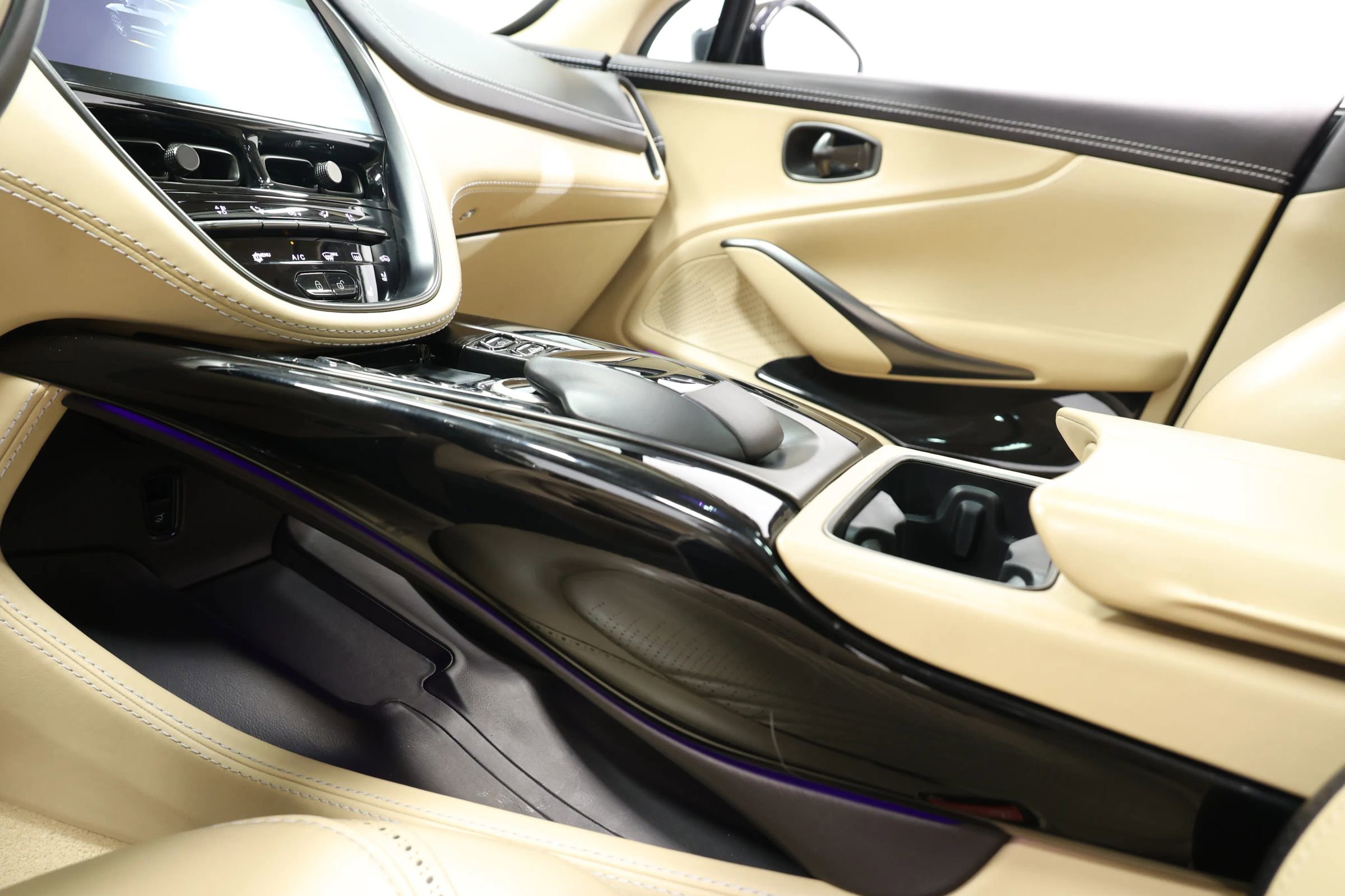 Used 2021 Aston Martin DBX image 46