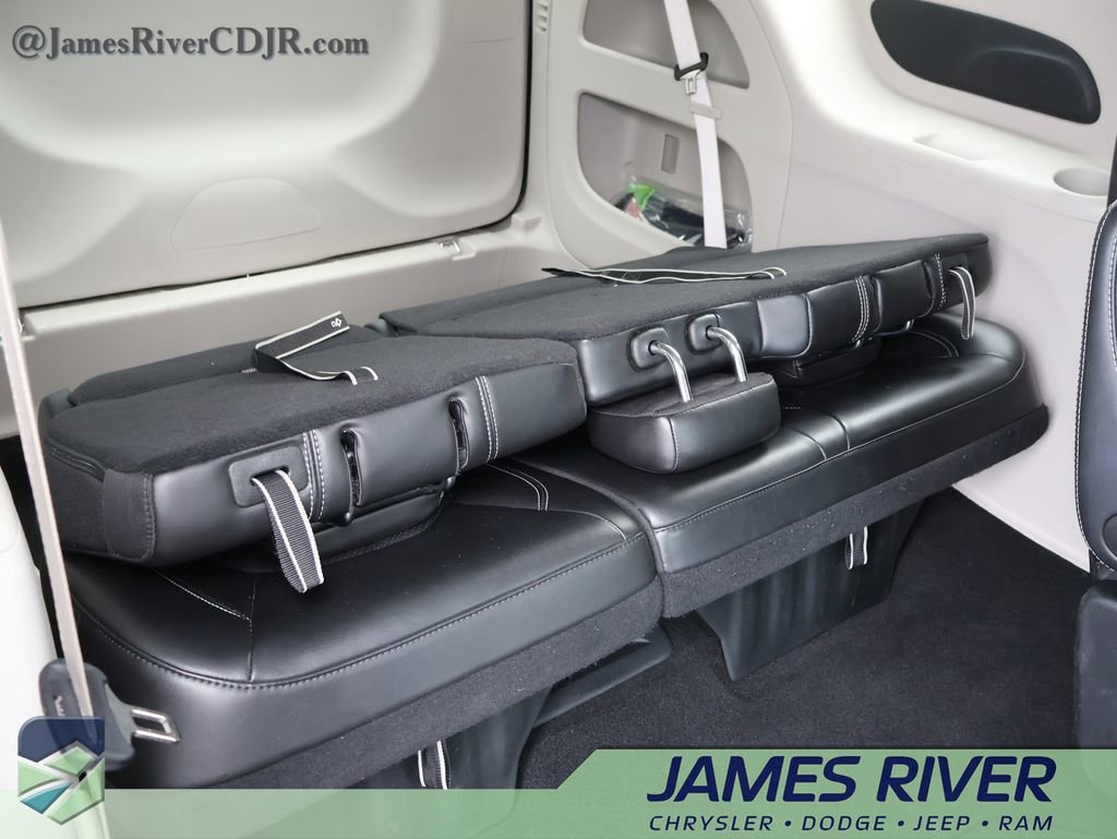 Used 2024 Chrysler Pacifica Touring-L image 12