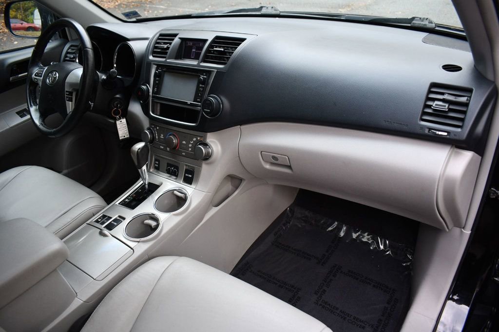 Used 2013 Toyota Highlander SE image 26