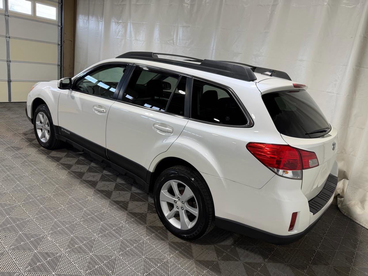Used 2014 Subaru Outback 2.5i Premium AWD/4WD image 4