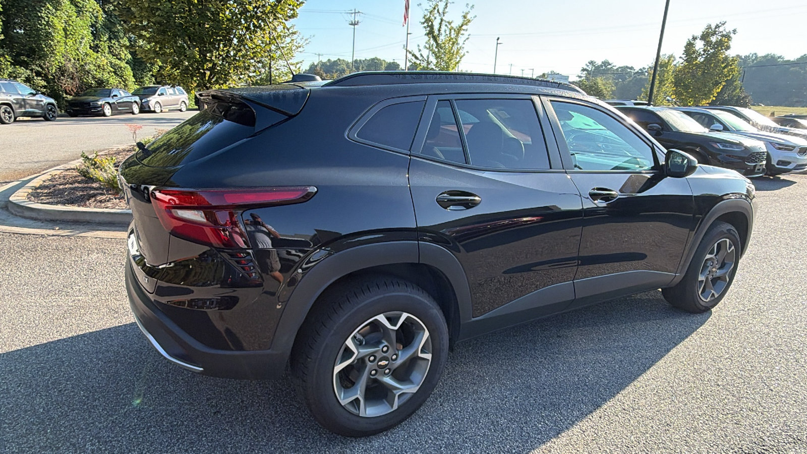 Used 2025 Chevrolet Trax LT FWD image 8