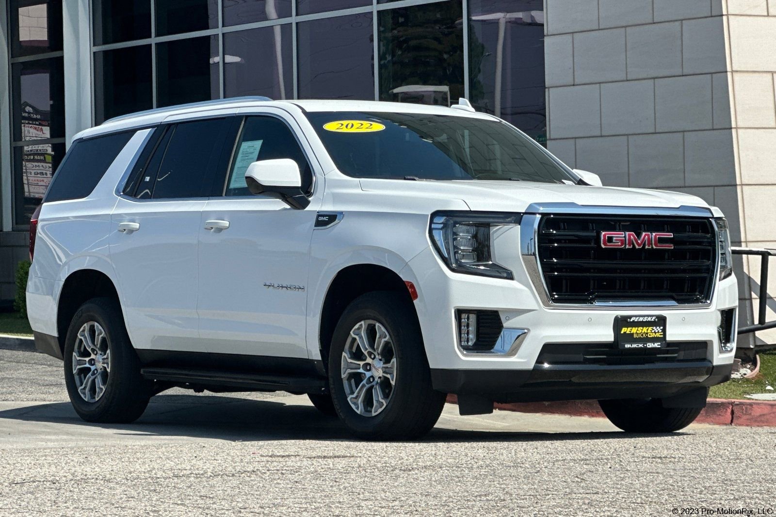 Used 2022 GMC Yukon SLE image 1