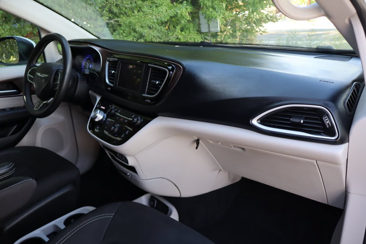 Used 2022 Chrysler Voyager LX FWD image 17