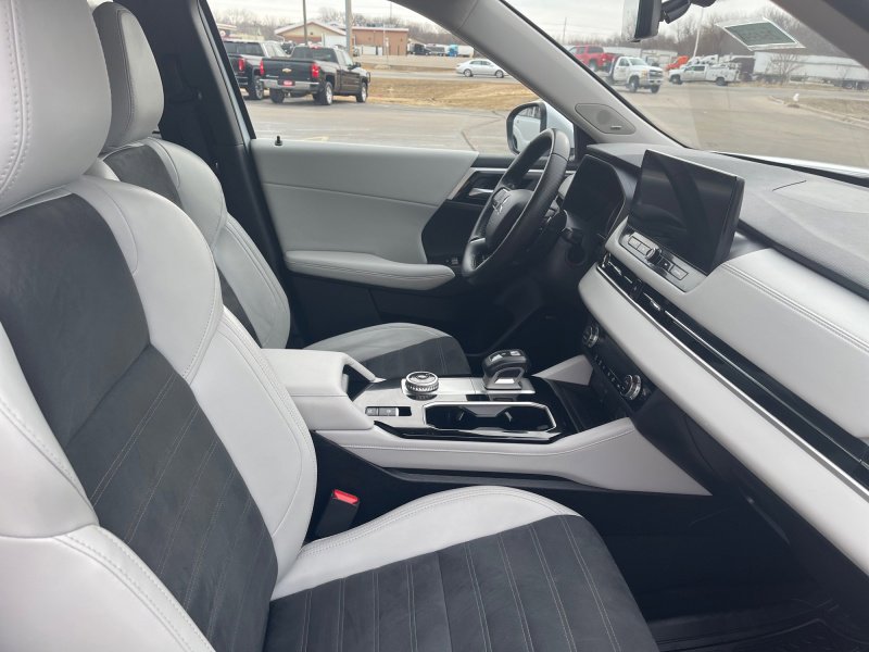 Used 2025 Mitsubishi Outlander SE AWD/4WD image 15