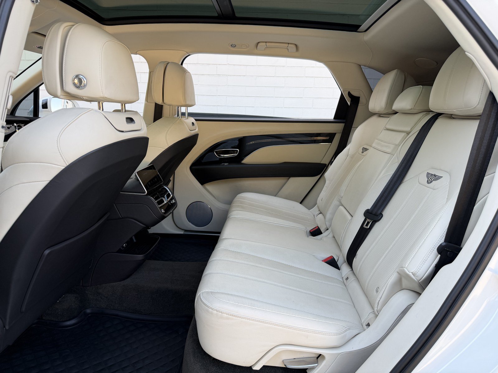 Certified 2023 Bentley Bentayga Extended Wheelbase AWD/4WD image 34