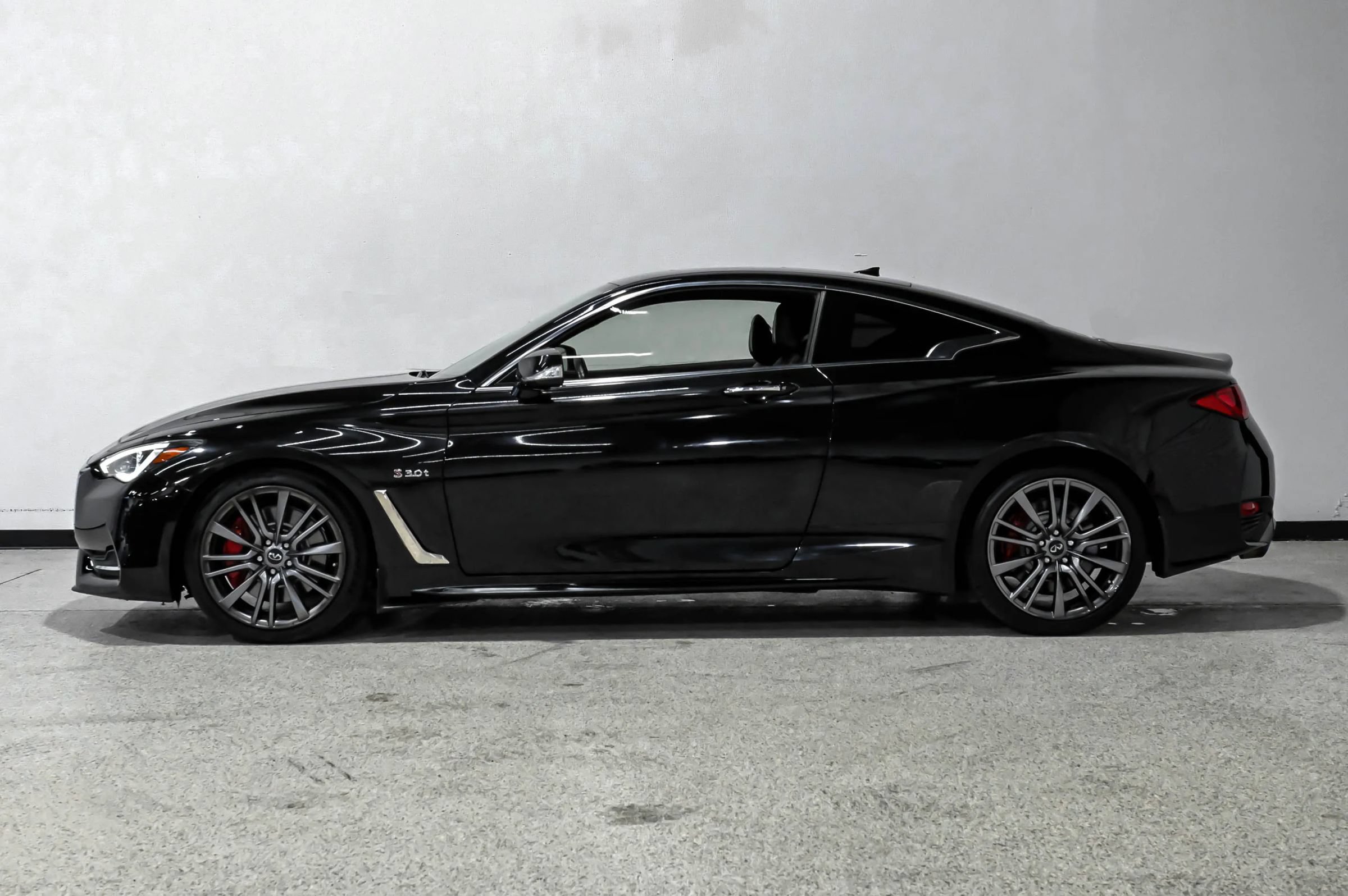 Used 2017 INFINITI Q60 Red Sport 400 RWD image 9