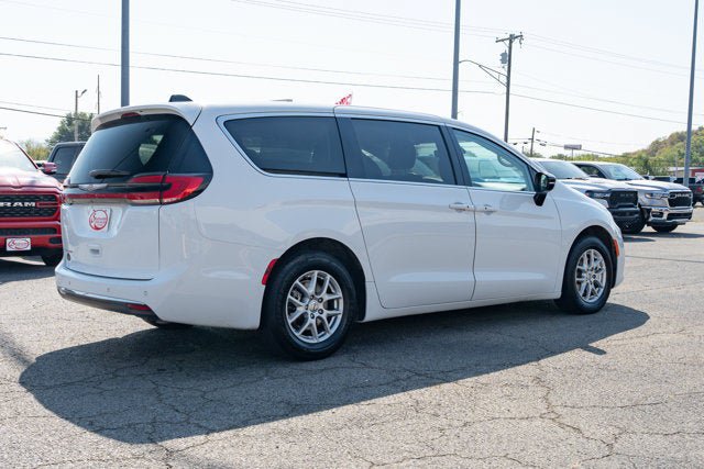 Used 2024 Chrysler Pacifica Touring-L FWD image 5