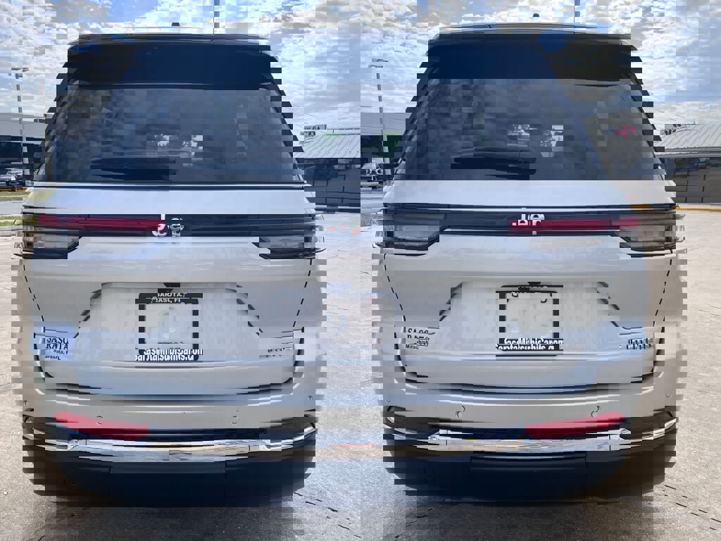 Used 2023 Jeep Grand Cherokee Limited image 4