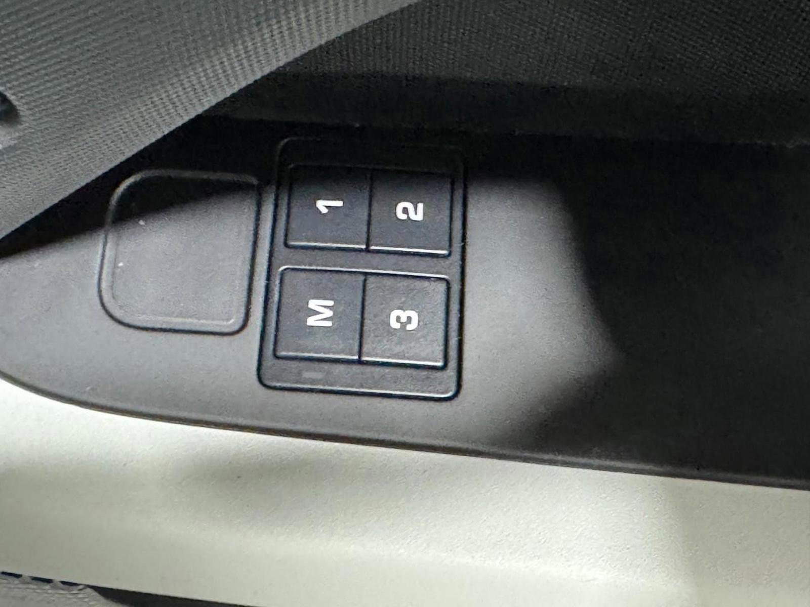 Used 2023 Land Rover Defender 130 SE image 19