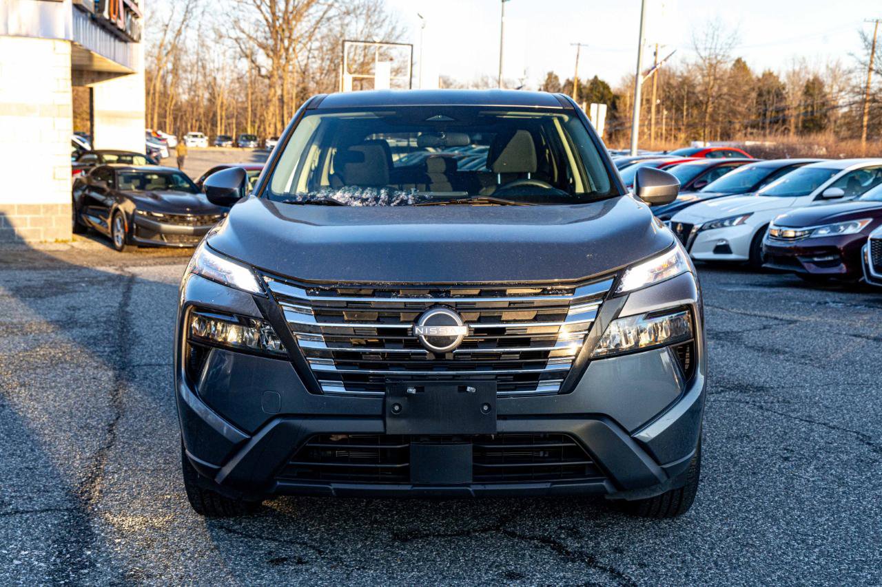 Used 2024 Nissan Rogue SV image 2