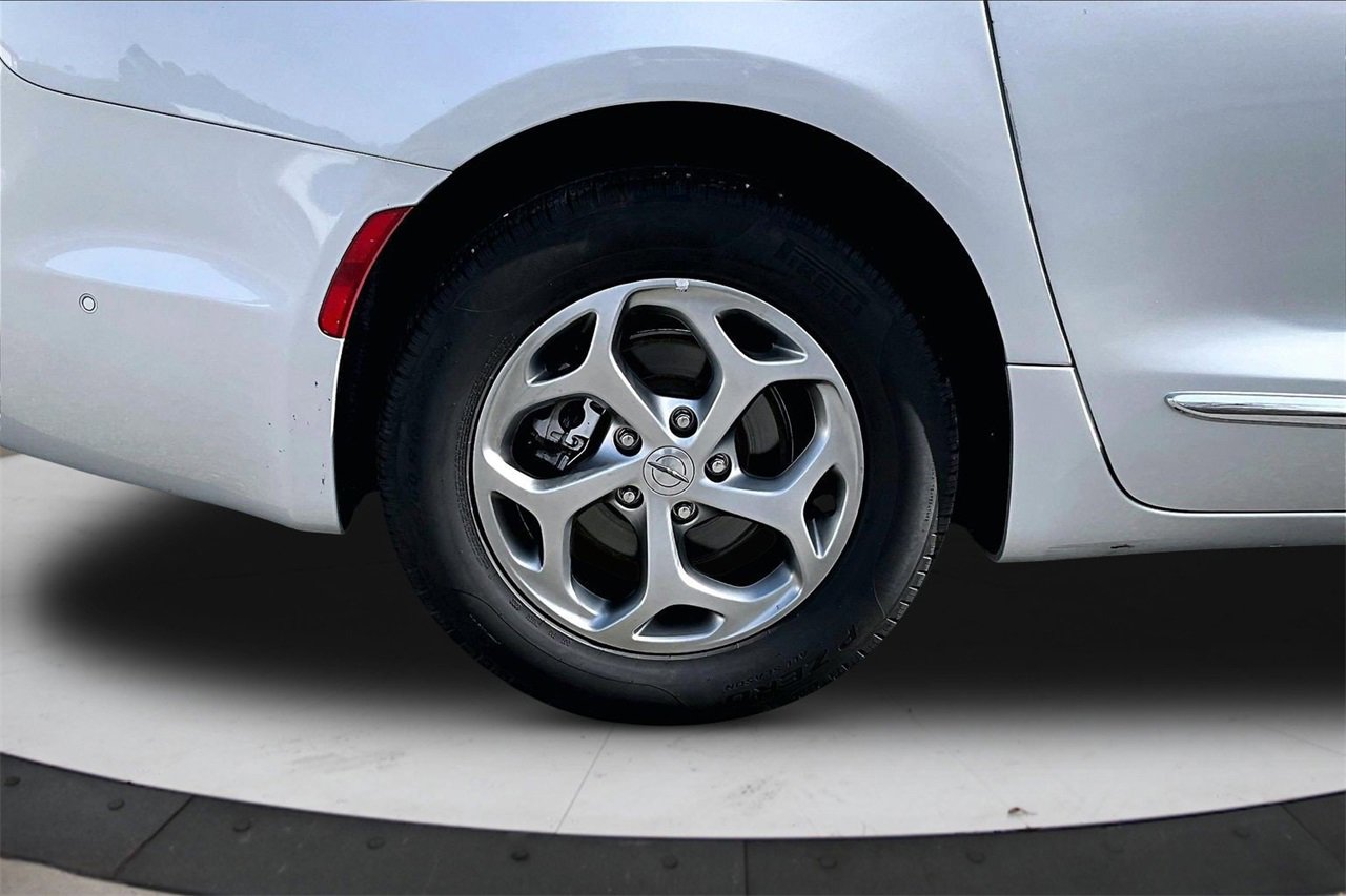 Certified 2022 Chrysler Pacifica Limited image 38