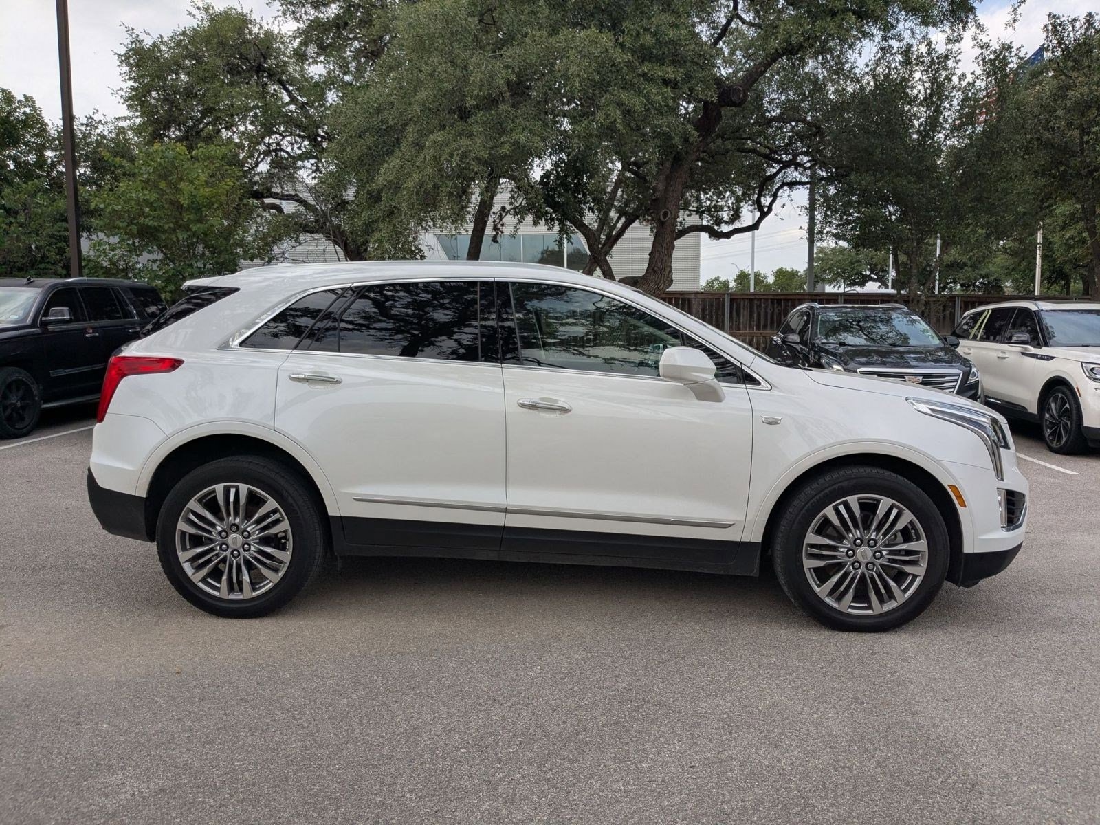 Used 2017 Cadillac XT5 Premium Luxury FWD image 2