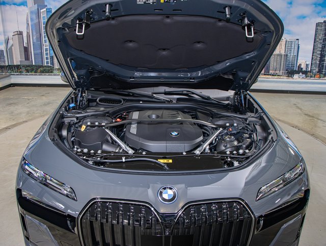Used 2026 BMW 750e xDrive AWD/4WD image 5