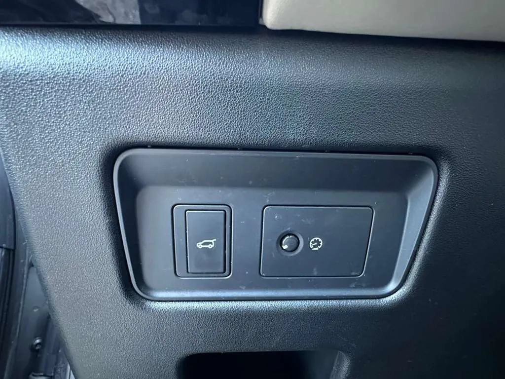 Used 2017 Land Rover Discovery HSE AWD/4WD image 11