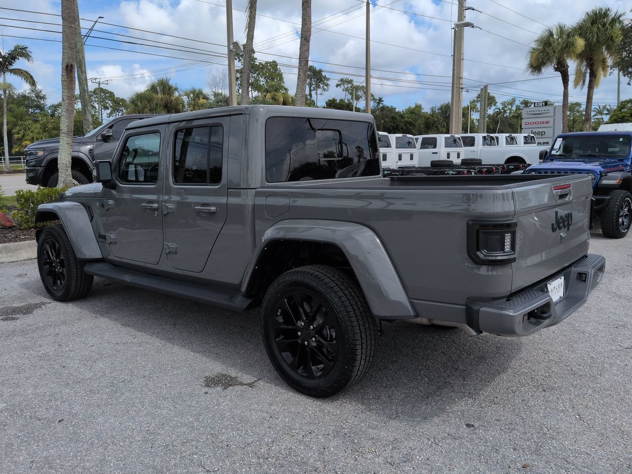 Used 2023 Jeep Gladiator Overland AWD/4WD image 7
