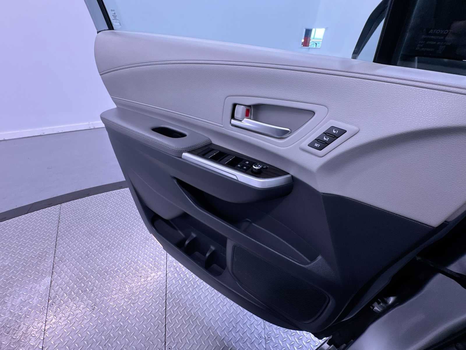 Used 2023 Toyota Sienna Limited AWD/4WD image 32