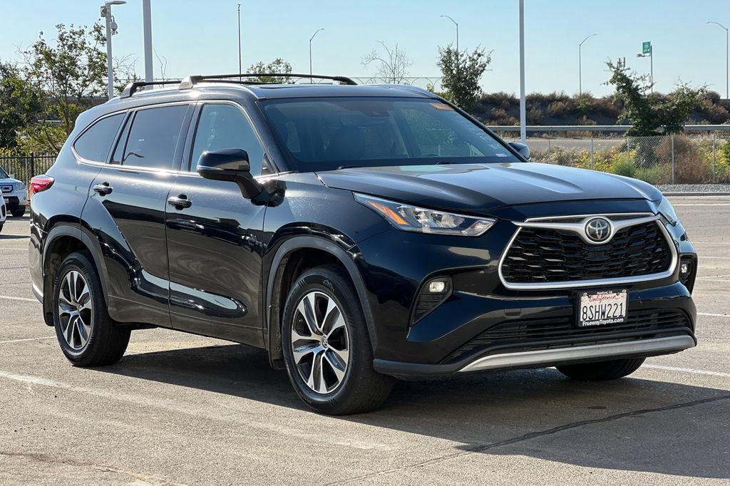 Used 2020 Toyota Highlander XLE AWD/4WD image 2