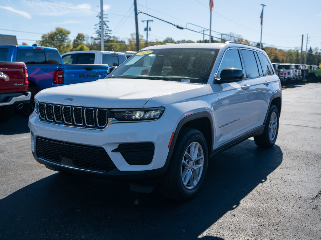 Used 2025 Jeep Grand Cherokee Laredo X AWD/4WD image 3