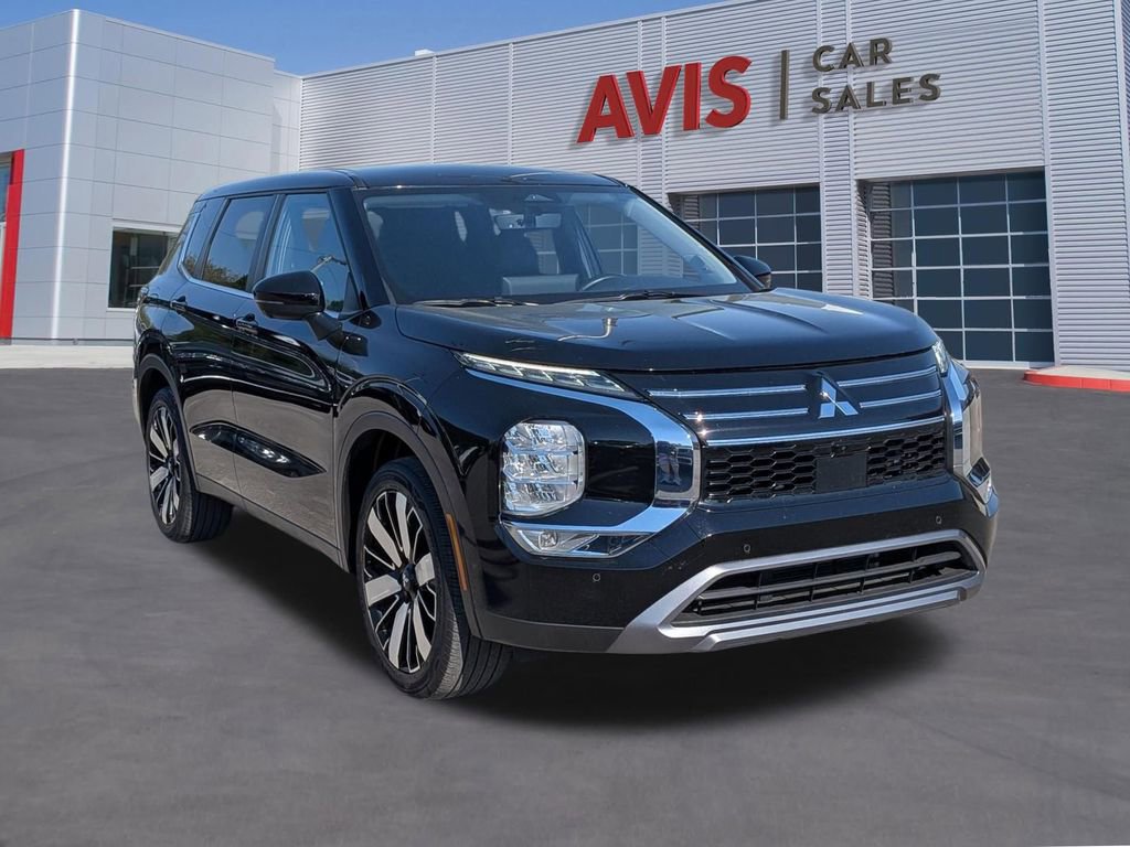 Used 2025 Mitsubishi Outlander SE image 3