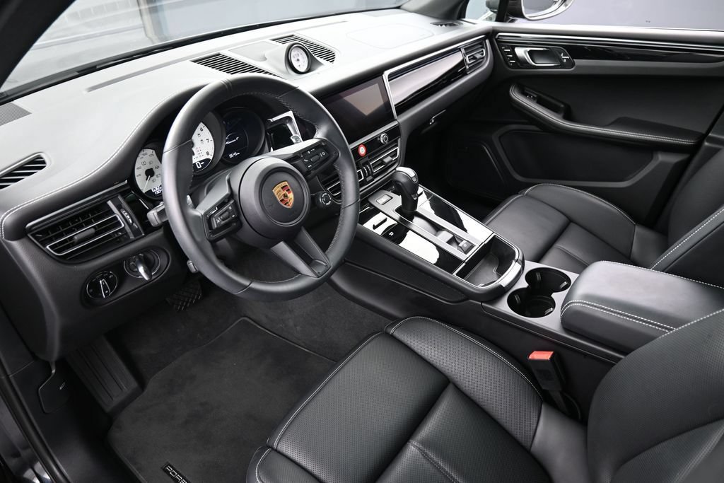 Certified 2024 Porsche Macan Turbo AWD/4WD image 4
