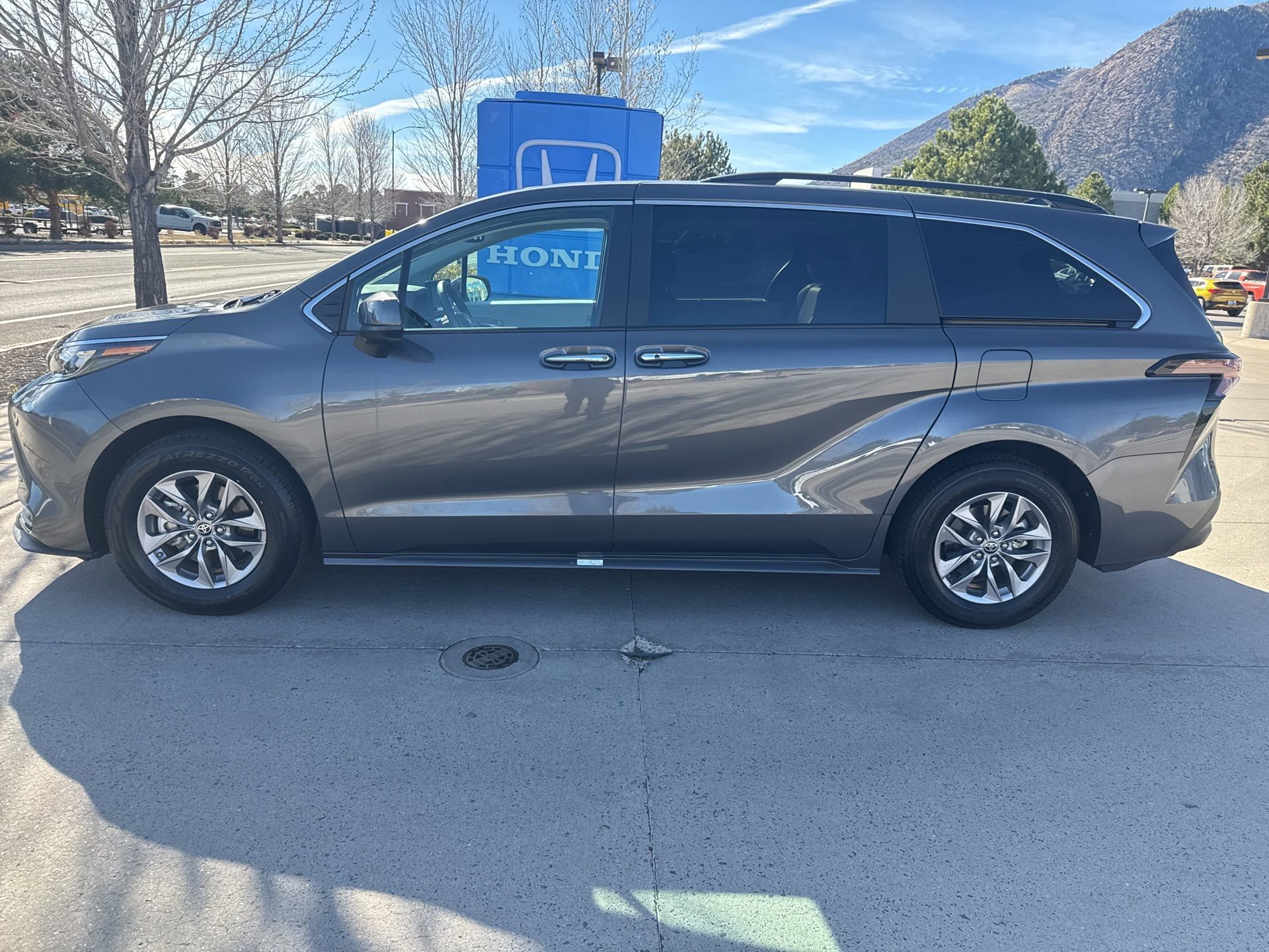 Used 2025 Toyota Sienna XLE image 10