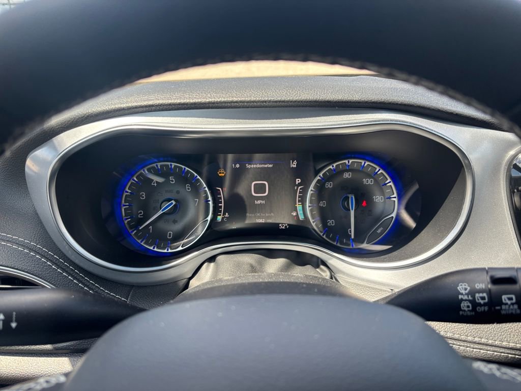 Used 2025 Chrysler Pacifica Limited FWD image 19