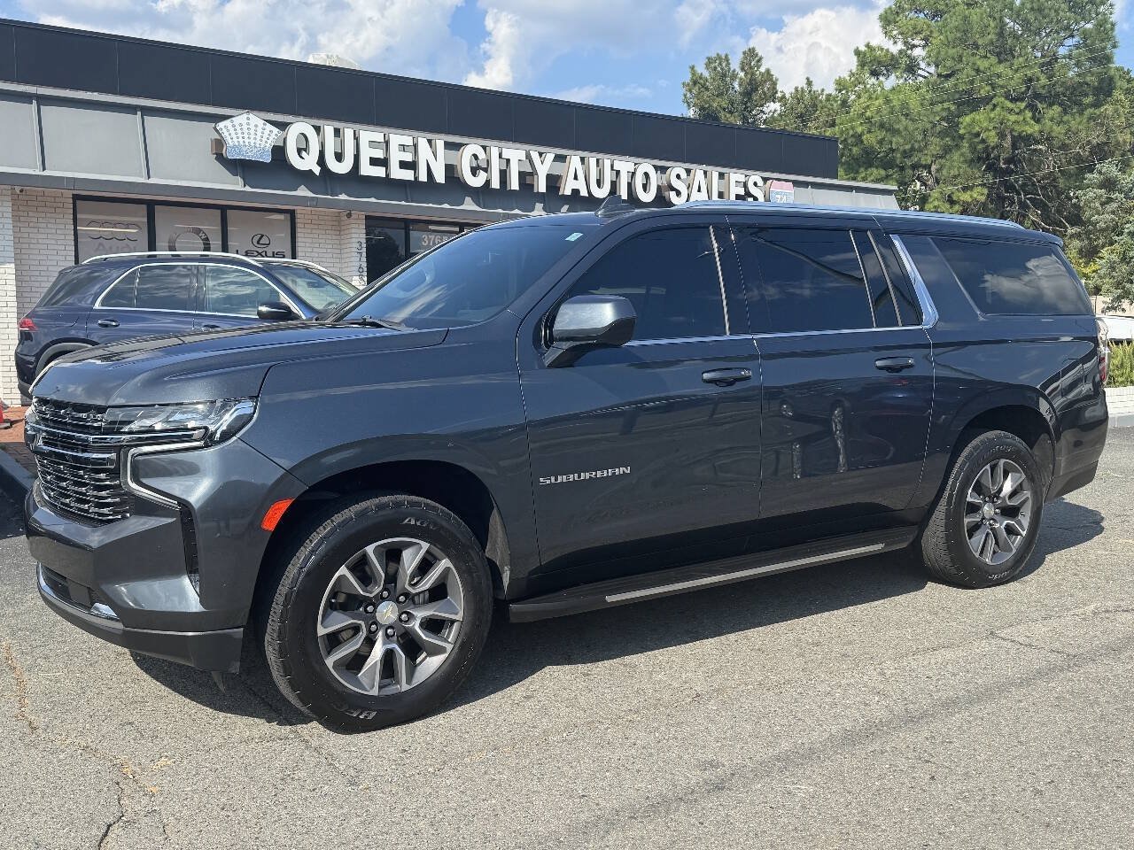 Used 2021 Chevrolet Suburban LT w/ Rear Media and Nav Package AWD/4WD image 1