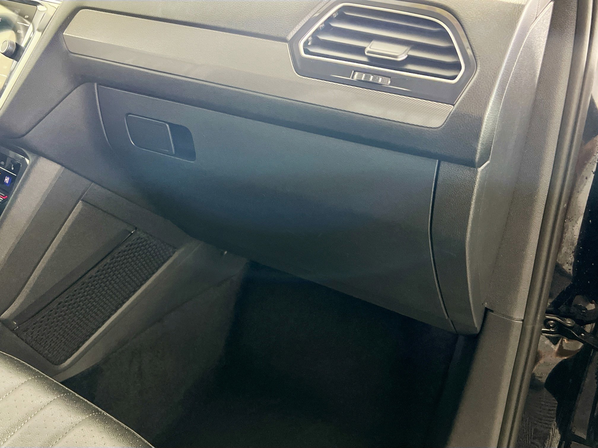 Used 2024 Volkswagen Tiguan SE FWD image 35