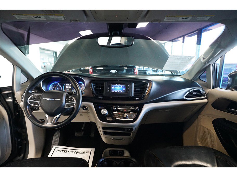 Used 2017 Chrysler Pacifica Touring-L image 15