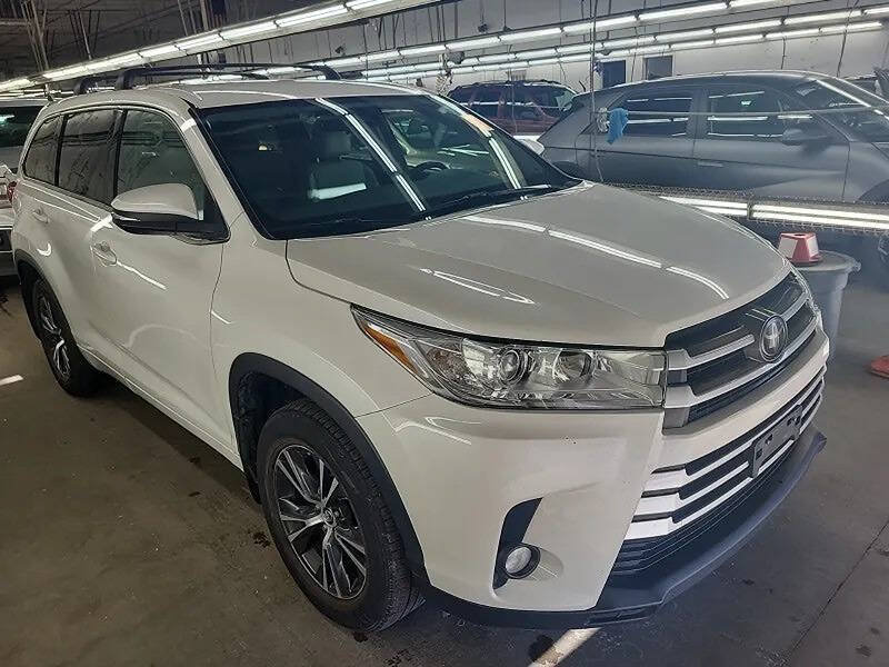 Used 2018 Toyota Highlander Plus w/ Carpet Mat Package (TMS) AWD/4WD image 1