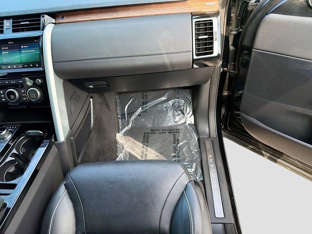 Used 2020 Land Rover Discovery HSE image 18