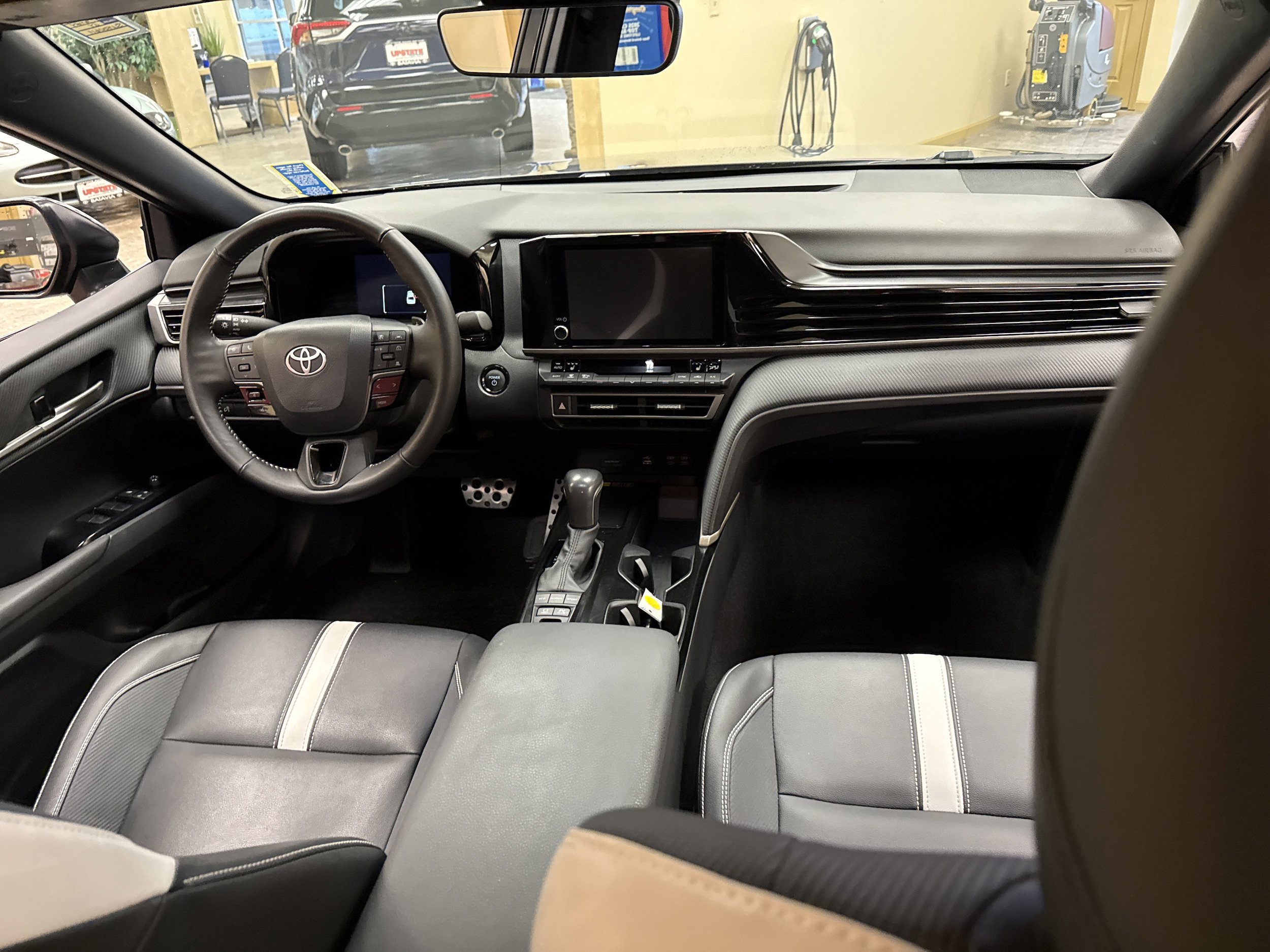 Used 2025 Toyota Camry SE w/ Convenience Package AWD/4WD image 27