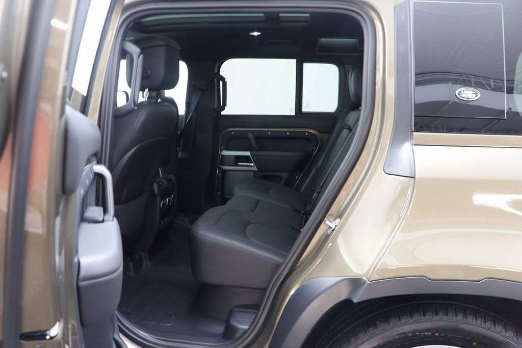 Used 2024 Land Rover Defender 110 SE image 15