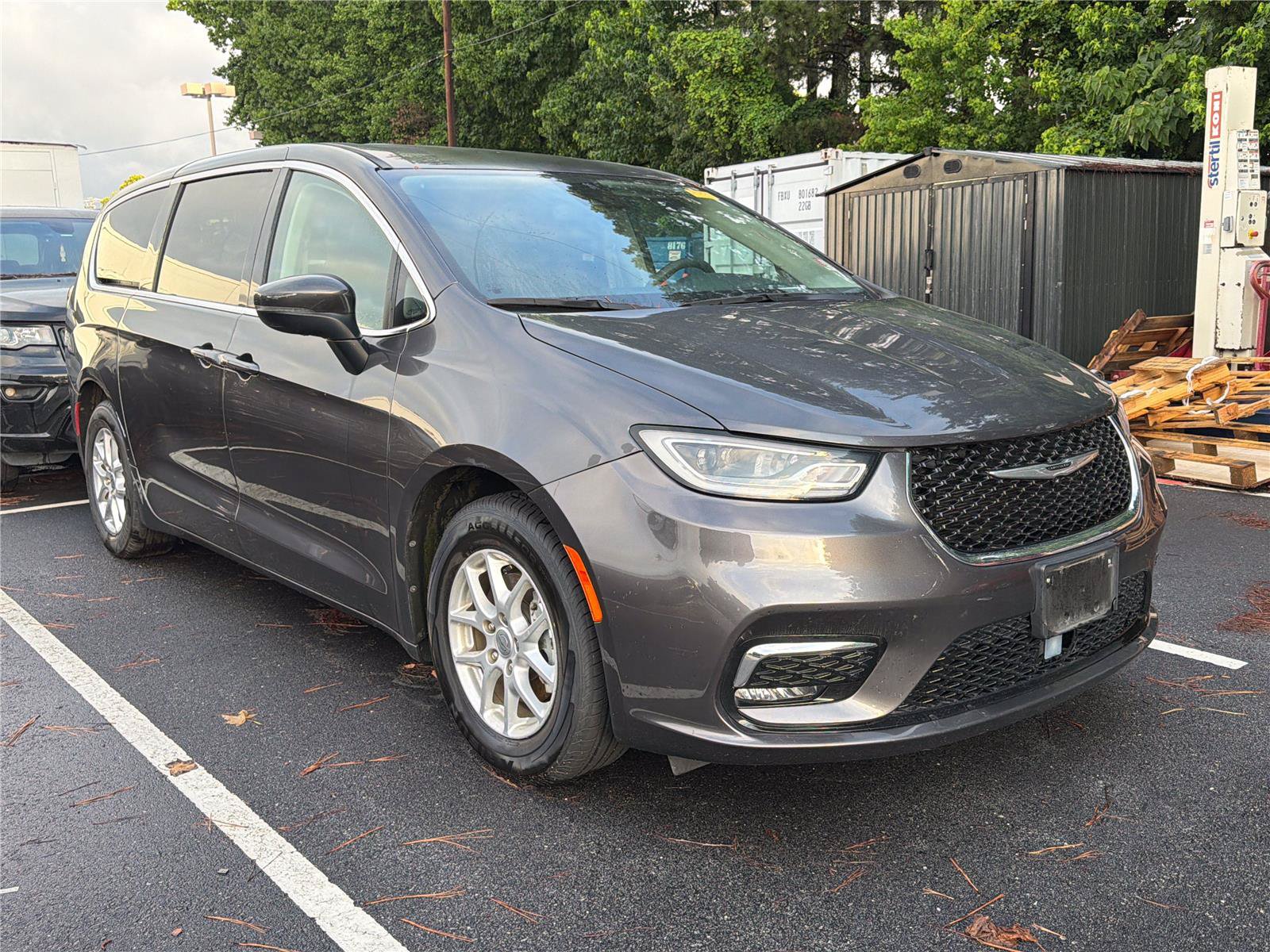 Used 2023 Chrysler Pacifica Touring-L FWD image 3