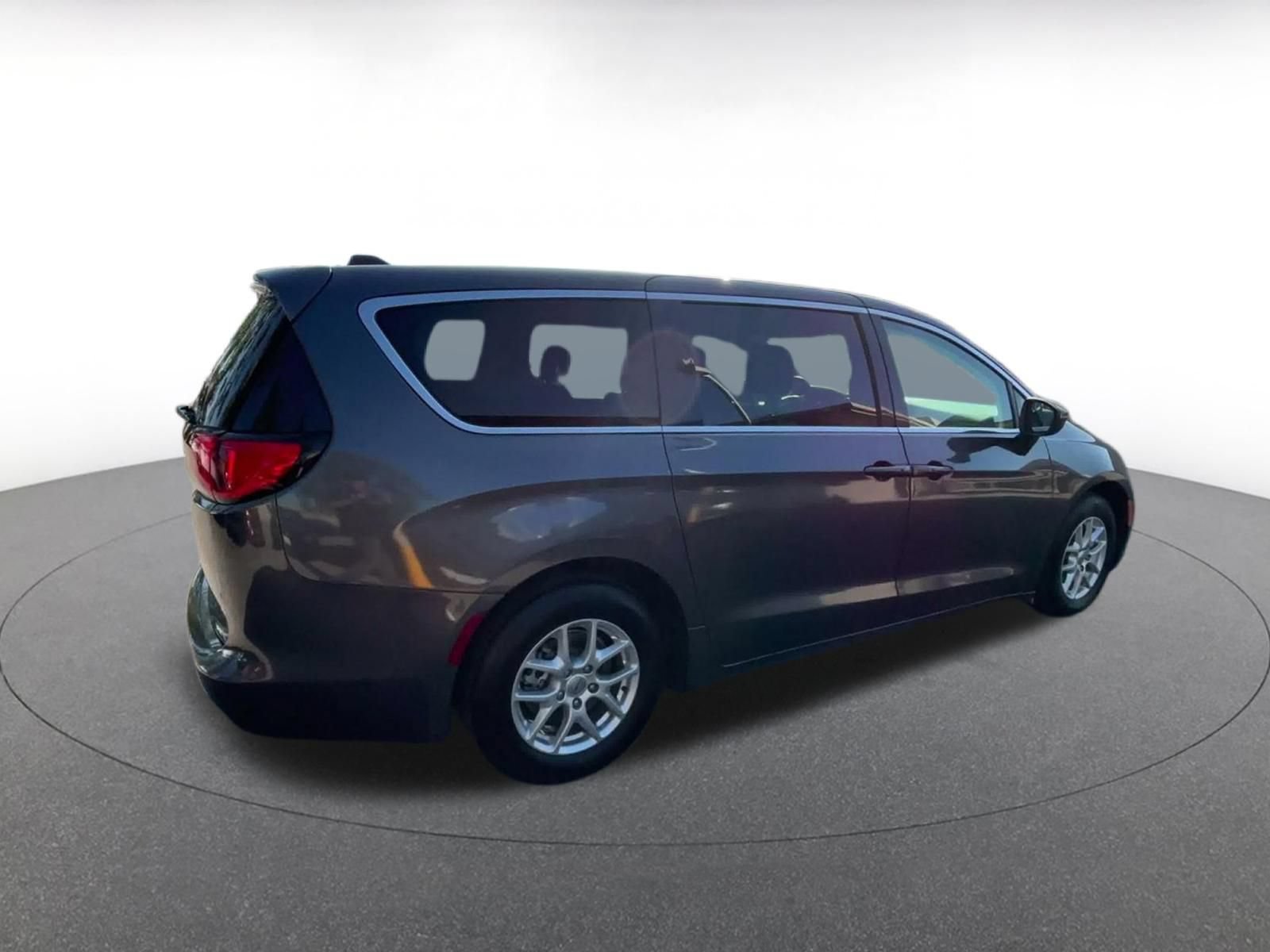 Used 2023 Chrysler Voyager LX FWD image 14