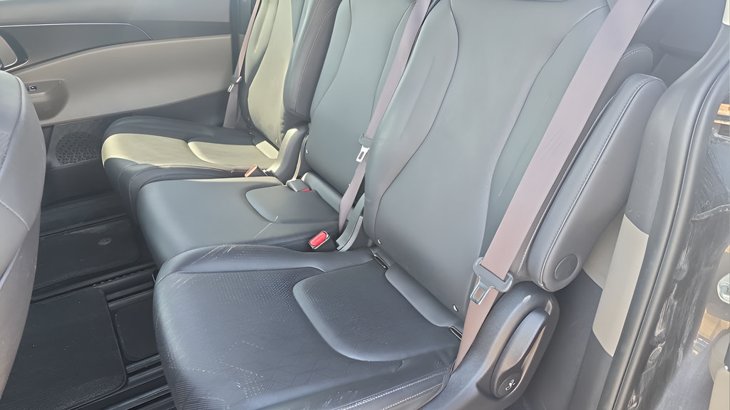 Used 2025 Kia Carnival FWD image 26