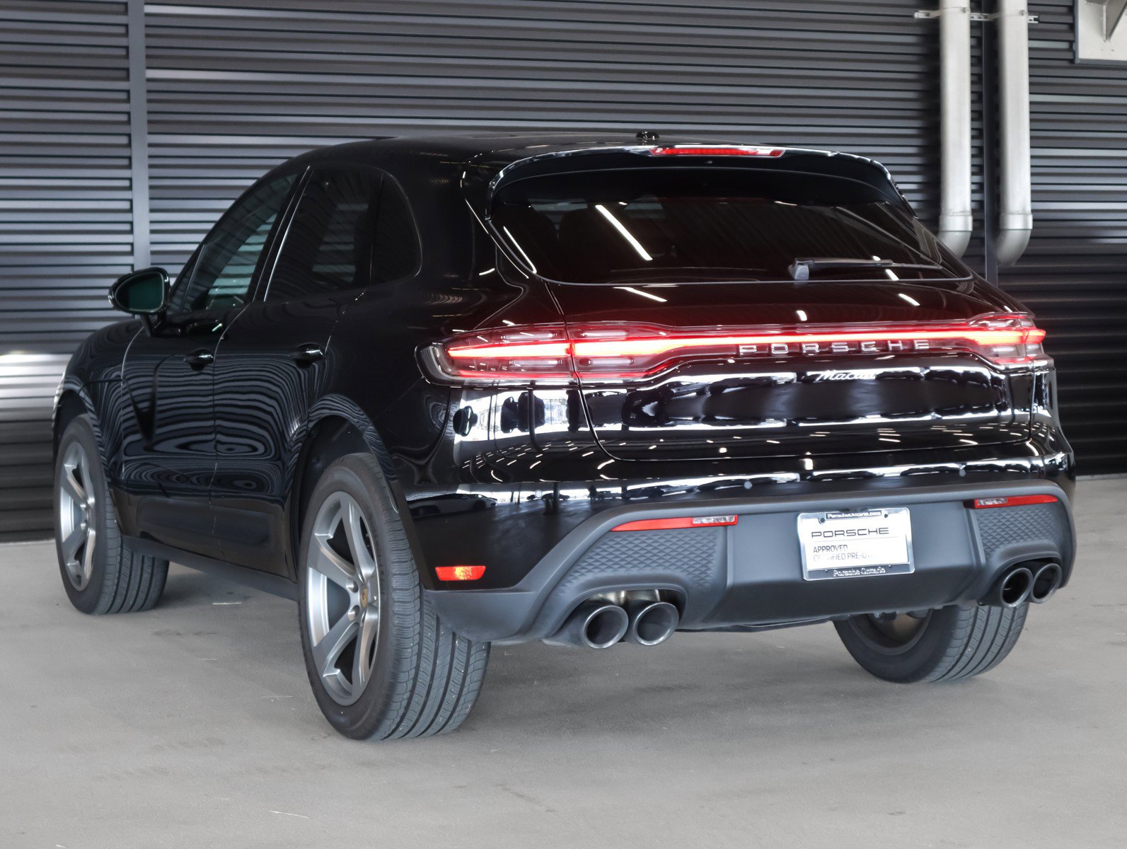 Certified 2023 Porsche Macan AWD/4WD image 3