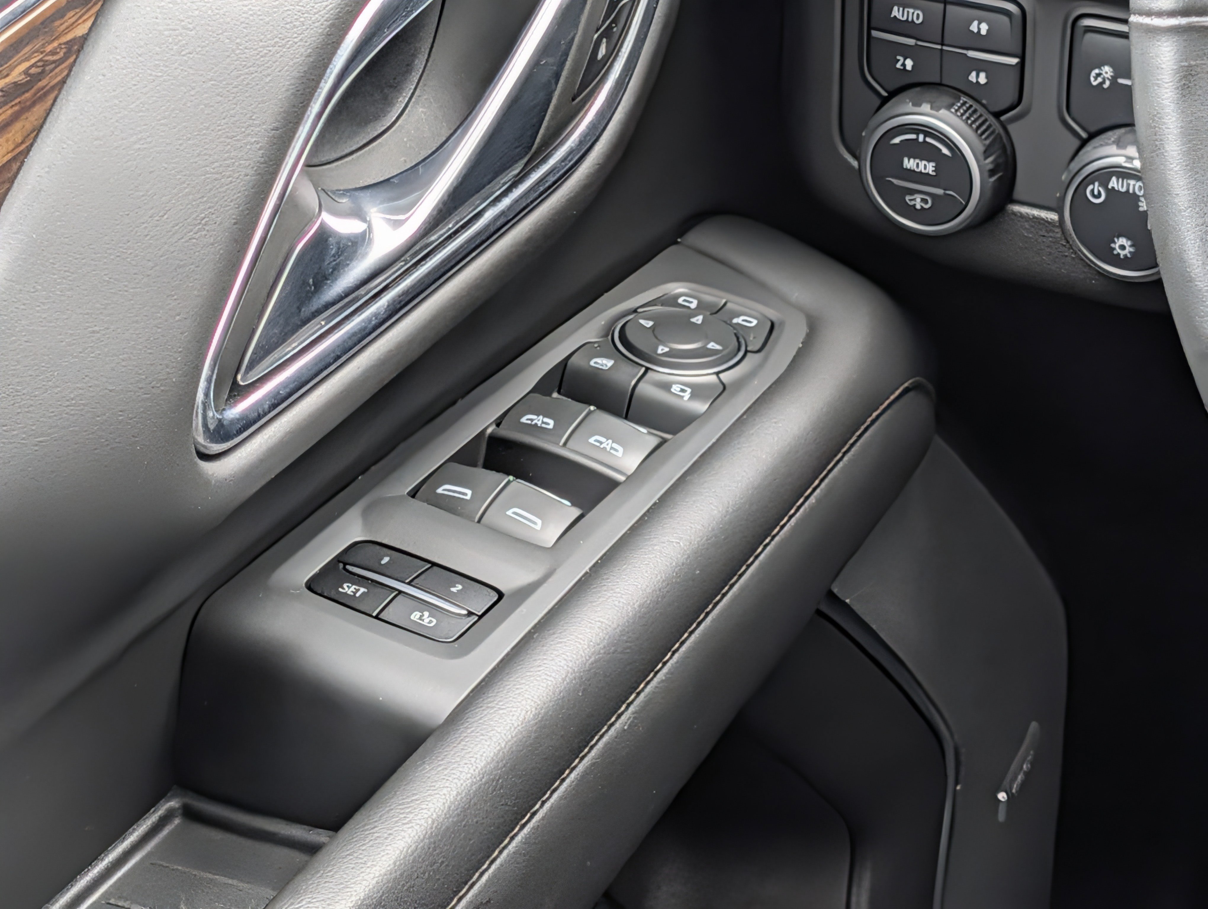 Used 2023 Chevrolet Suburban High Country w/ LPO, Illumination Package AWD/4WD image 25