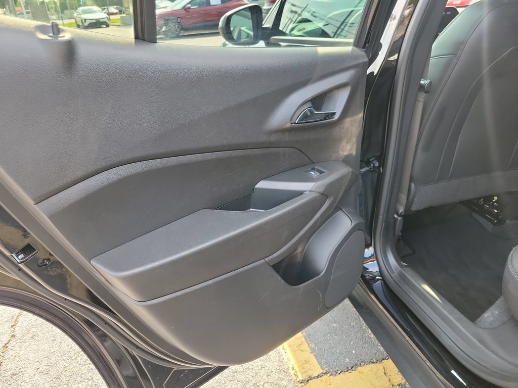 Used 2025 Chevrolet Trax LT FWD image 17