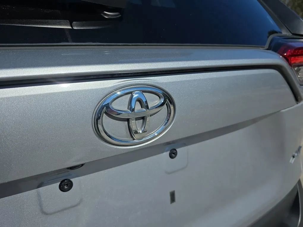 Used 2021 Toyota RAV4 XLE image 10