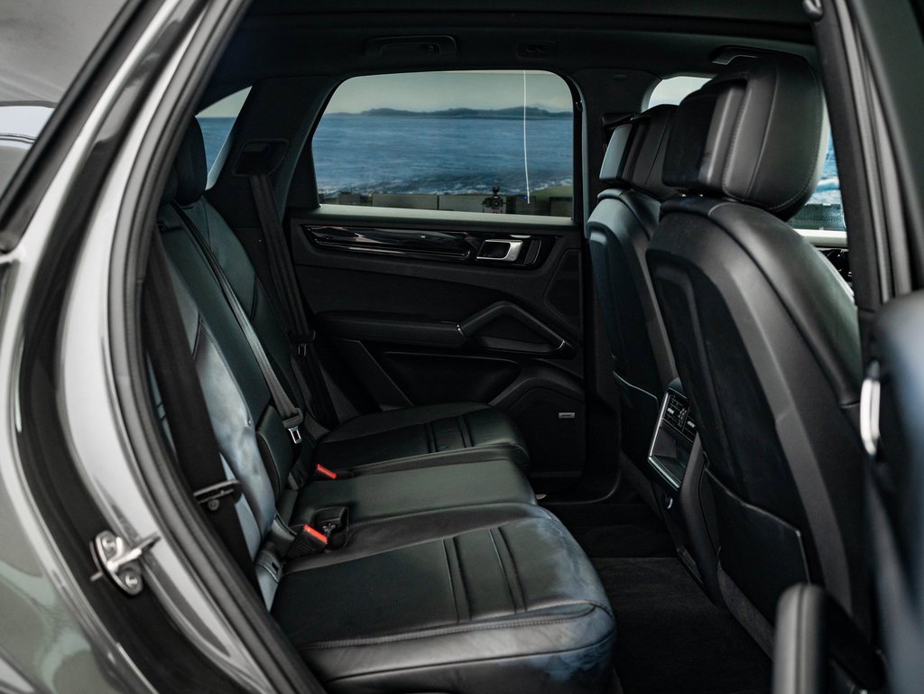 Certified 2022 Porsche Cayenne E-Hybrid w/ Premium Package image 48