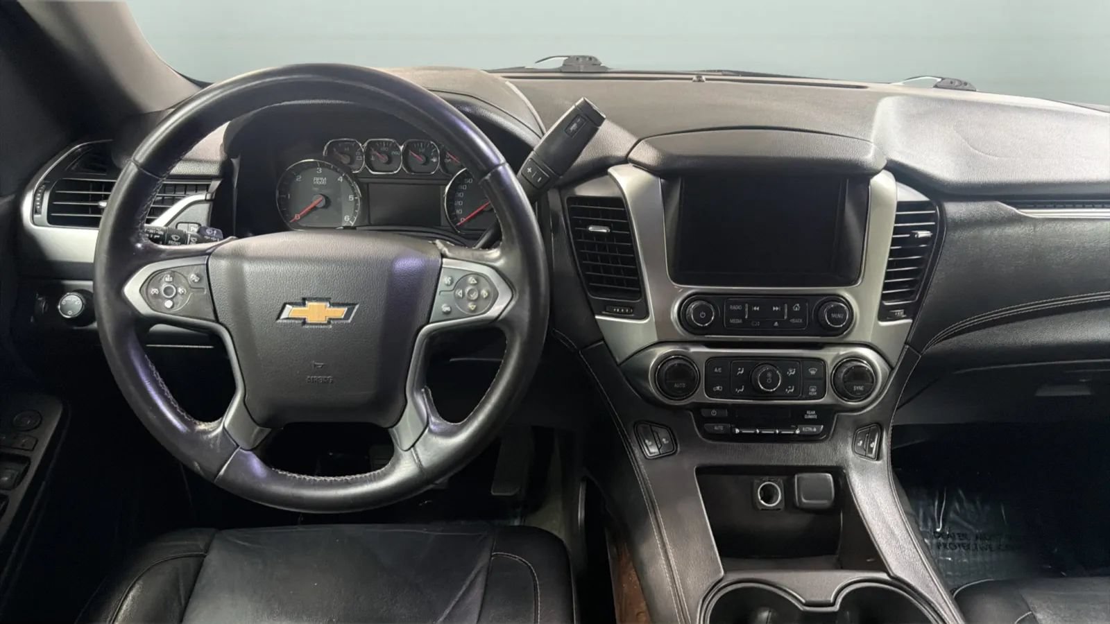 Used 2015 Chevrolet Suburban LT RWD image 11