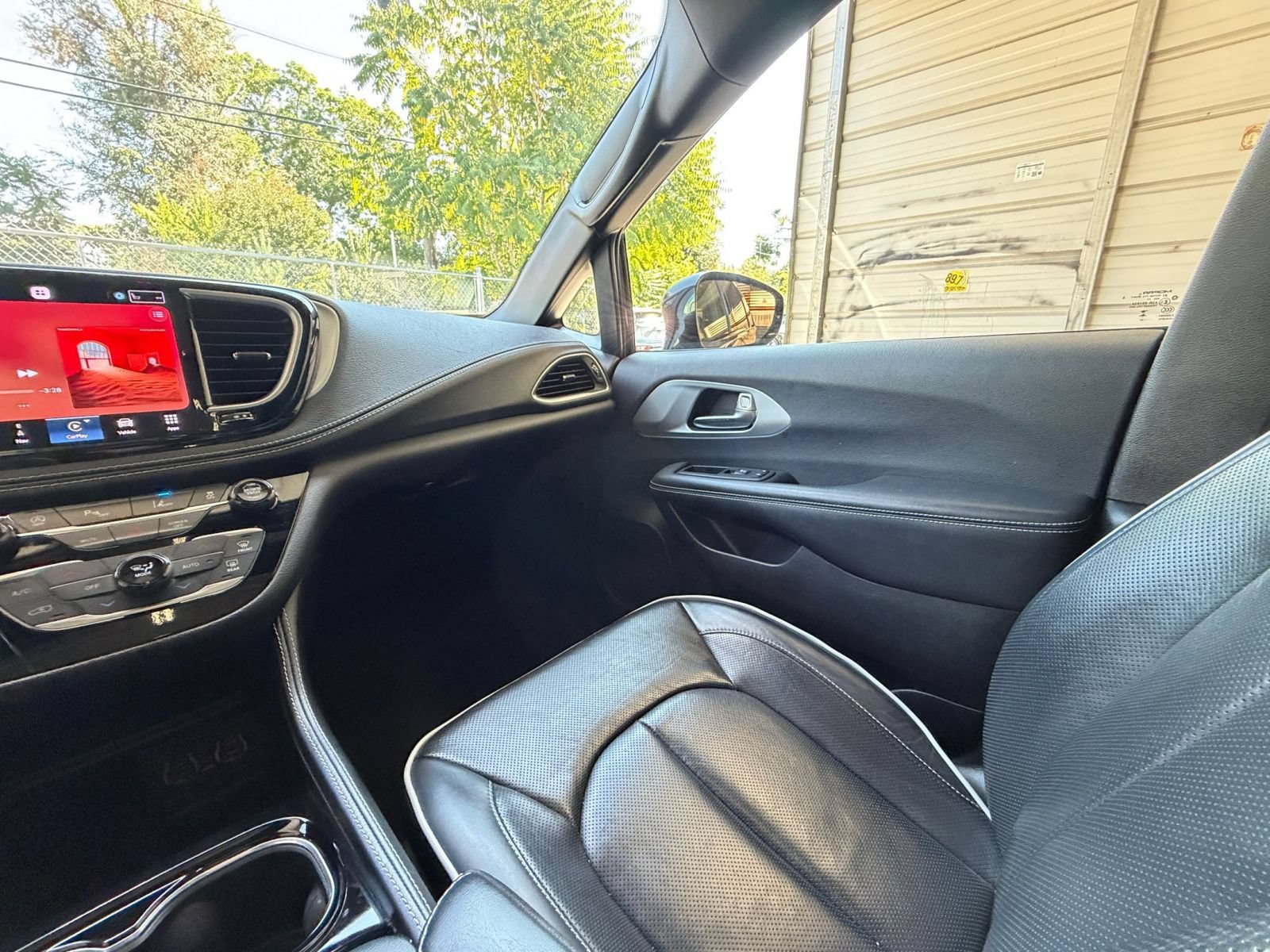 Used 2025 Chrysler Pacifica Limited FWD image 38
