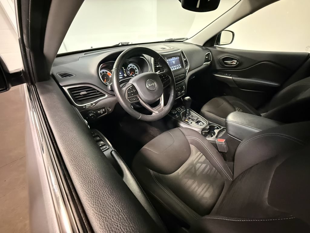 Used 2019 Jeep Cherokee Latitude w/ Comfort & Convenience Group AWD/4WD image 2