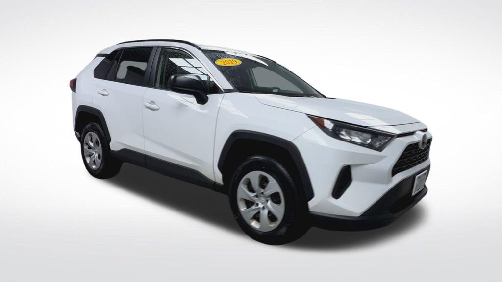 Used 2019 Toyota RAV4 LE image 2