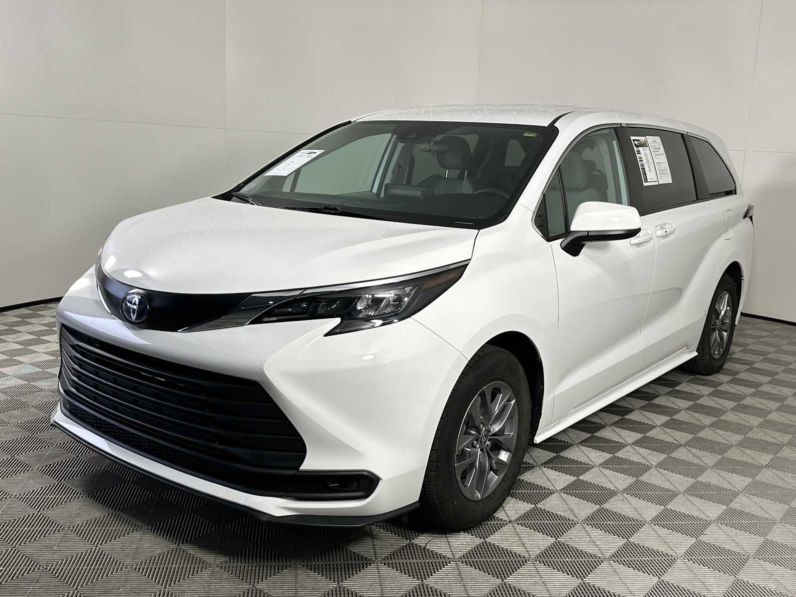 Used 2024 Toyota Sienna LE FWD image 4