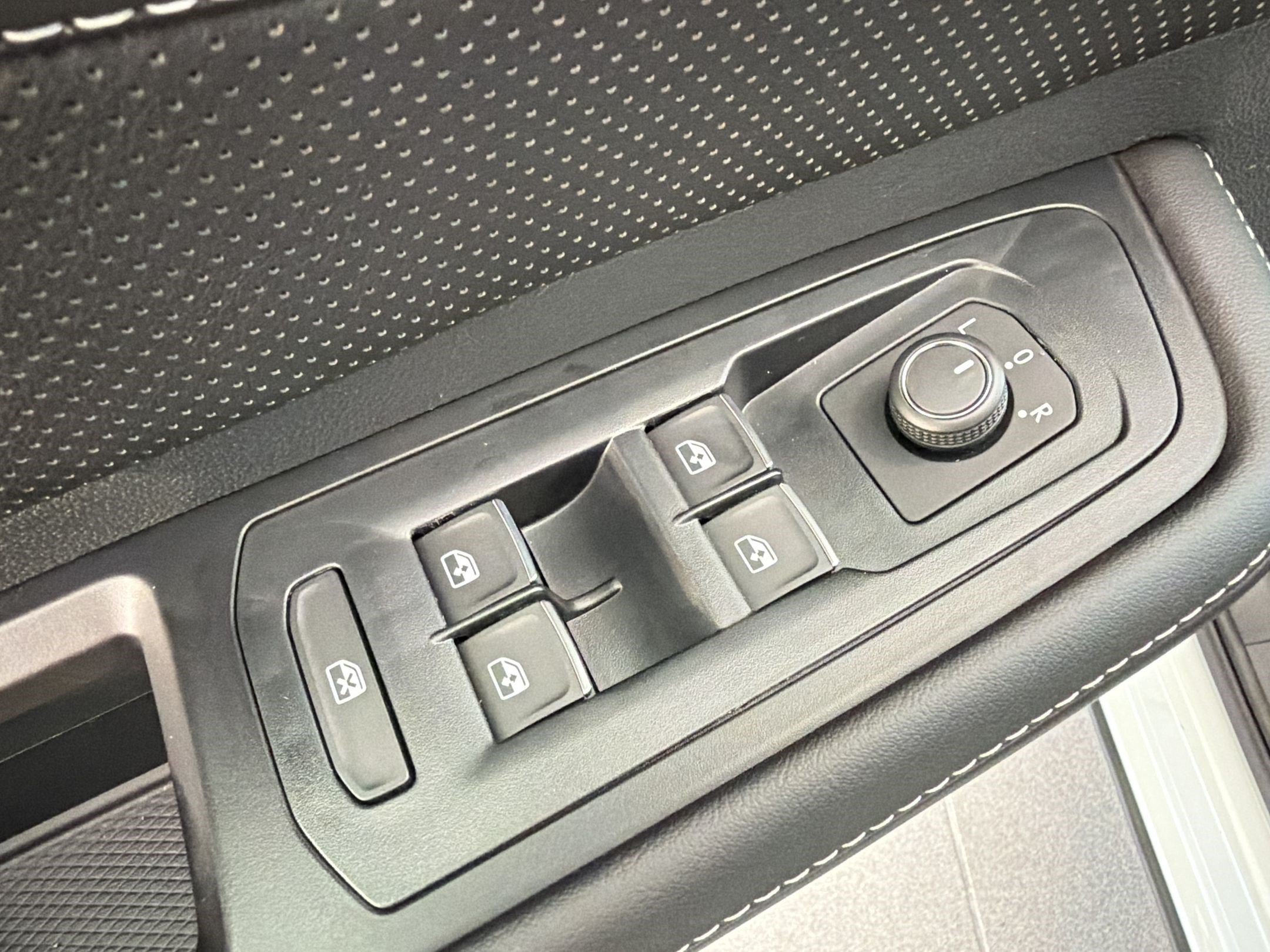 New 2026 Volkswagen Atlas SE FWD image 13